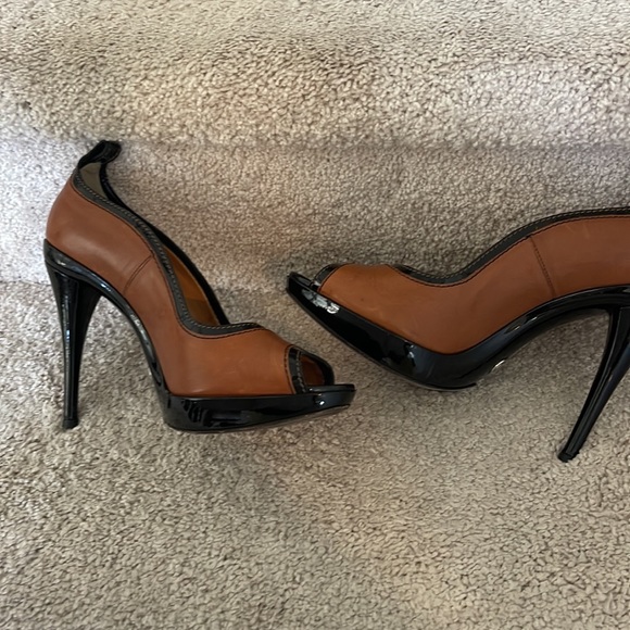Authentic Dolce Gabbana Vero cuoio  leather Heels. Size  (39”)  9.” - Picture 15 of 16